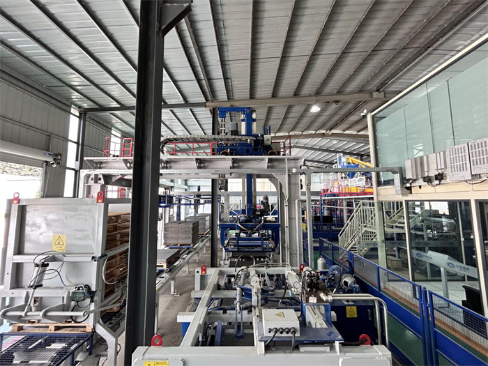 Lini produksi batu bata PC batu imitasi kelas atas seri ZN milik QGM berhasil diproduksi di perusahaan bahan bangunan ramah lingkungan terkemuka di Tiongkok Barat Daya.