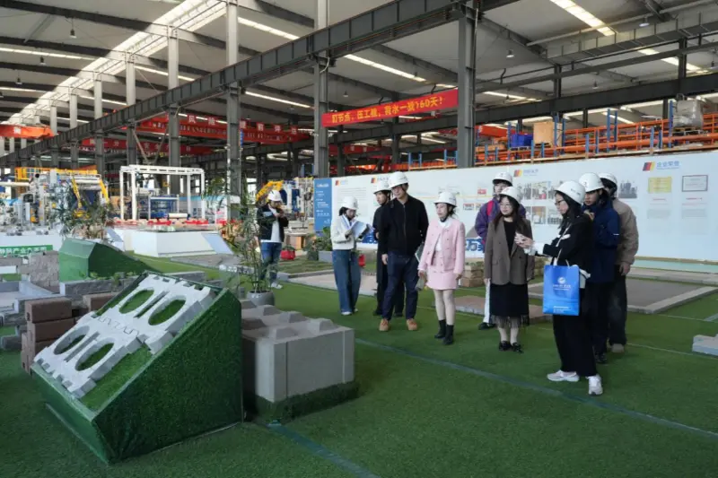 Berfokus pada kebutuhan pembangunan di luar negeri, Quangong Machinery Co., Ltd. berkolaborasi dengan Universitas Kajian dan Perdagangan Luar Negeri Fuzhou untuk membina bakat-bakat yang berorientasi internasional.