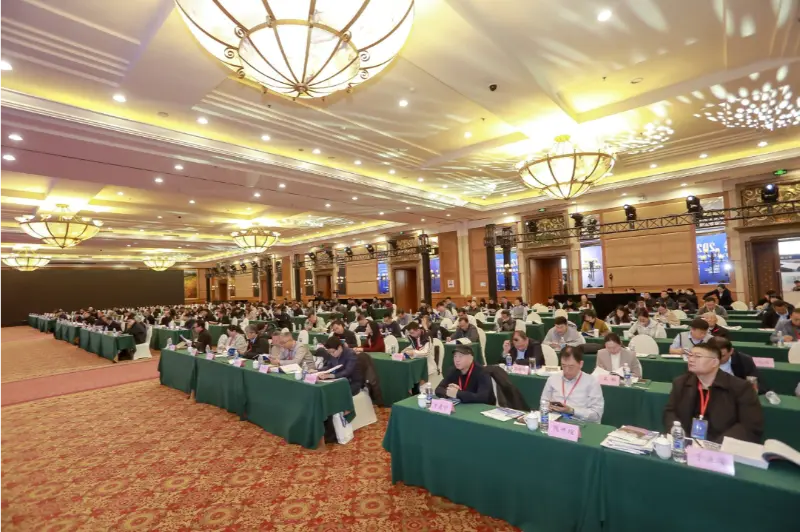 Quangong Machinery Co., Ltd. Menghadiri Forum ke-9 tentang Pemanfaatan Komprehensif Limbah Padat Industri di Wilayah Beijing-Tianjin-Hebei dan Wilayah Sekitarnya, Berfokus pada Inovasi Teknologi Ramah Lingkungan dan Cerdas dalam Pembuatan Batu Bata Limbah Padat